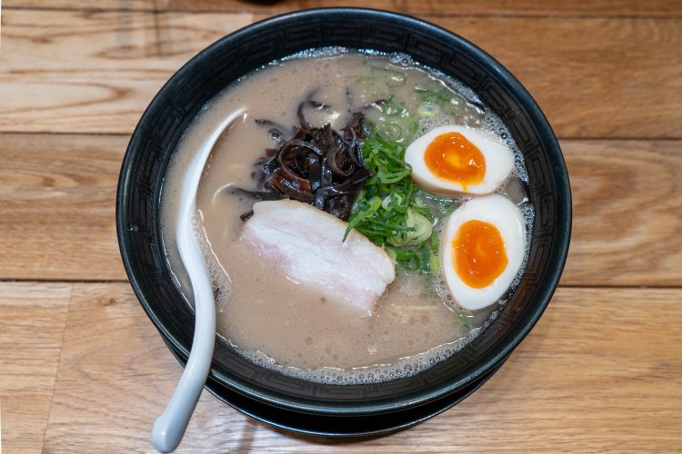 さざなみらーめん880円。味玉トッピングは150円。