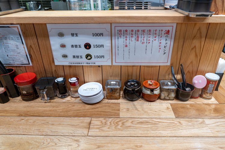 全部入れたくなる8種類のトッピングが並ぶ。