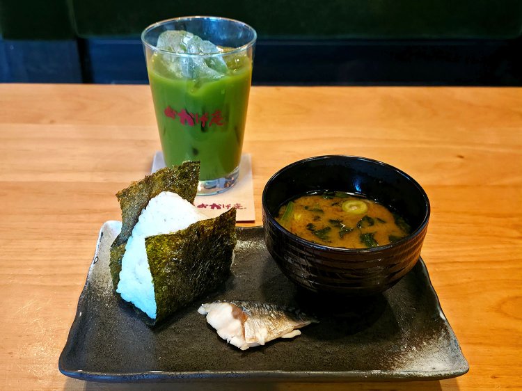 グリーンティー660円、モーニングおむすびセット。