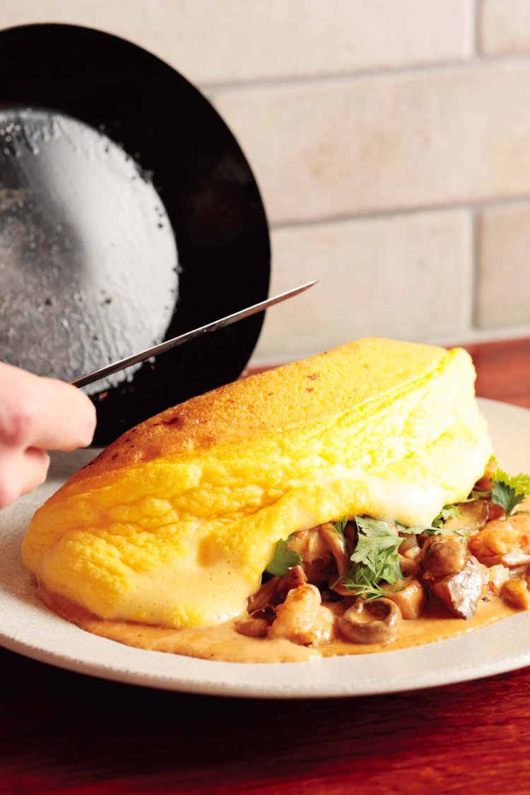 モンサンミッシェルスフレオムレツエビとキノコのクリームソース2800円。