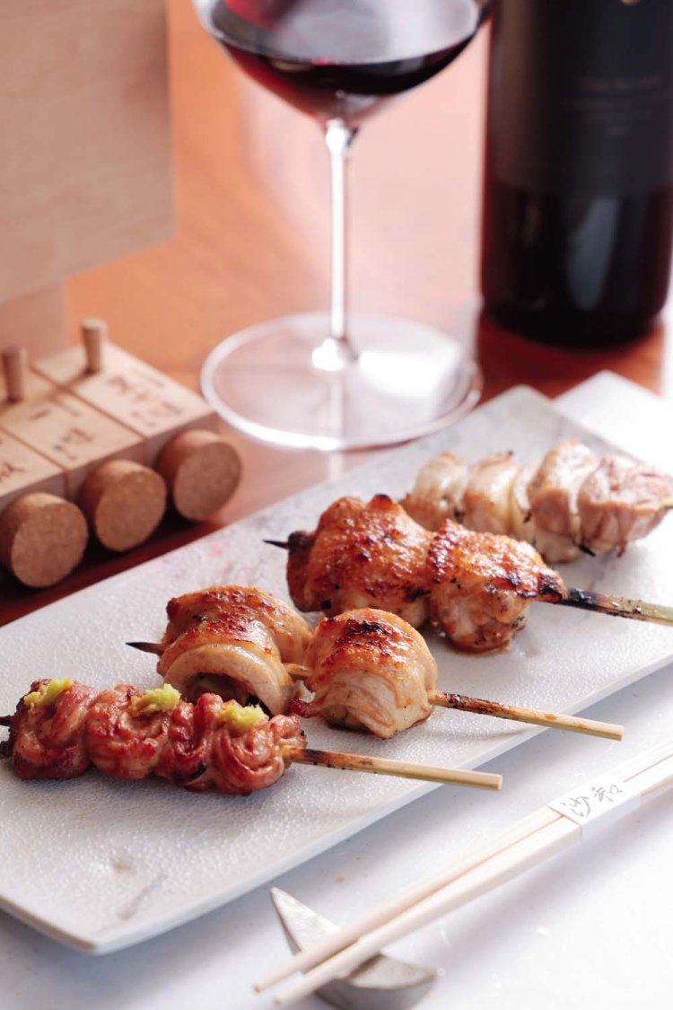 左からせせり、ねぎ巻き、骨抜き手羽、かしわ。コースは4000円～。