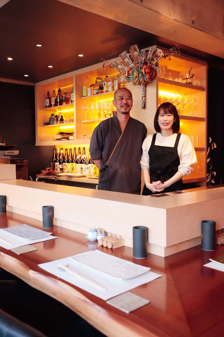 友和さんと妻の沙織さん。店名は2人の名前から字を取った娘の名前に由来。接客も心地いい。