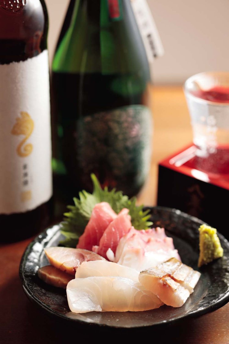 刺身呑和盛り1200円（1人前）。「新政」の亜麻猫7000円～、「産土」9000円～などボトル売り銘柄は随時変わっていく。