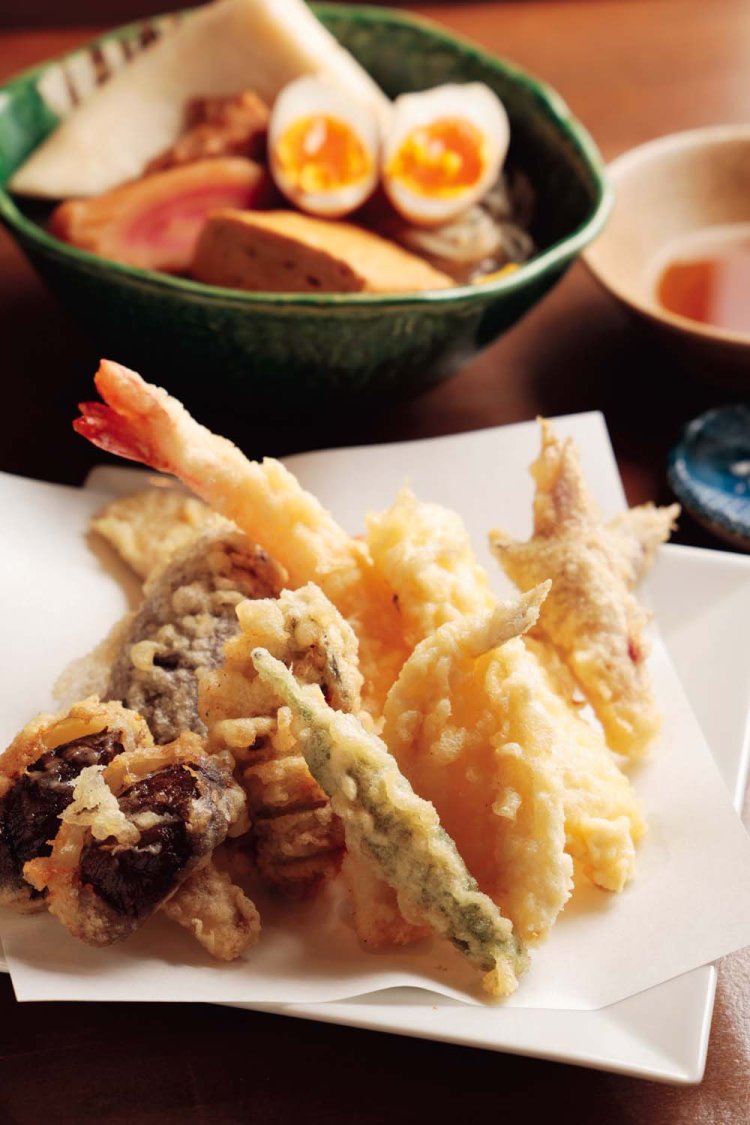 おまかせ天ぷら盛り8種2000円。おでん盛り合わせ中（5個）900円。