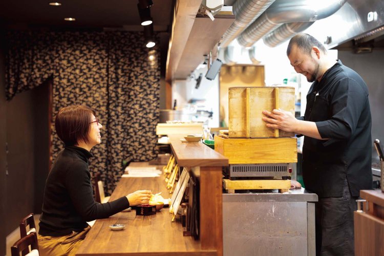 落ち着いた雰囲気のカウンター席。