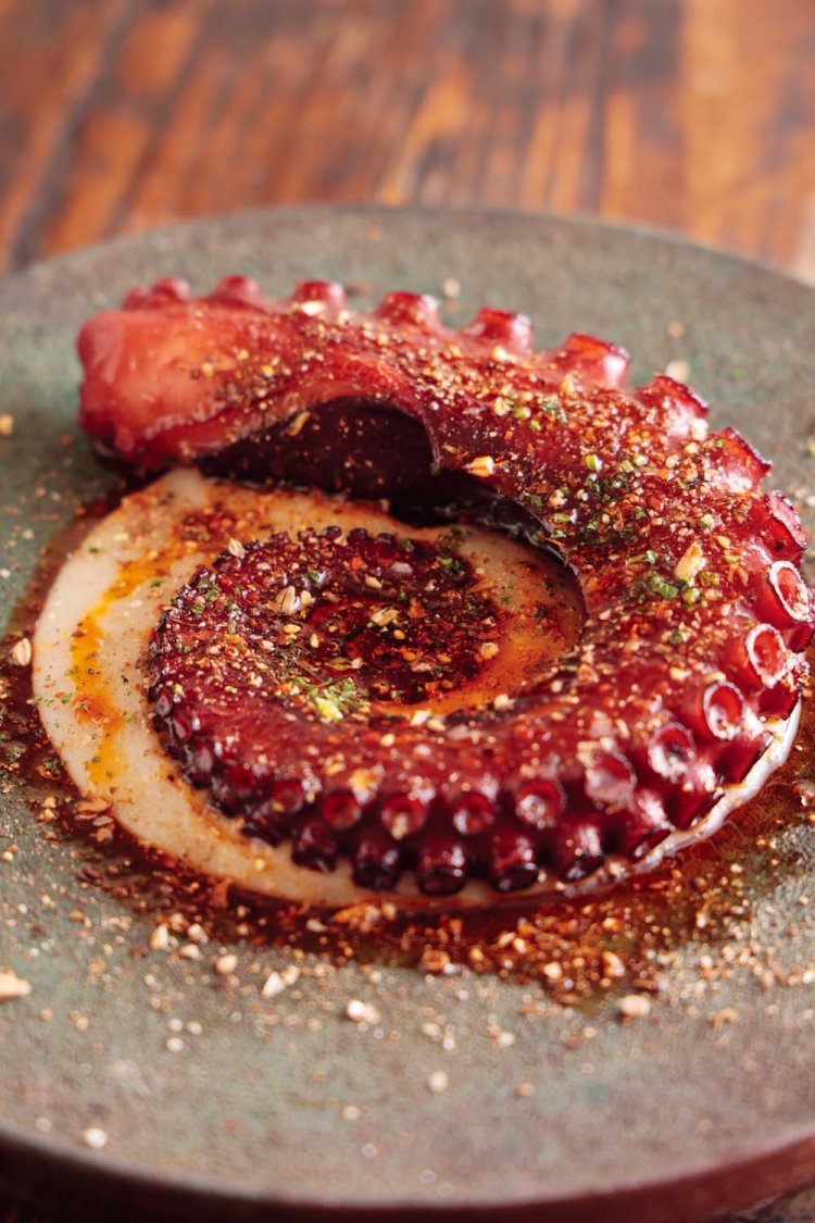 ガリシア風タコの鉄板焼麦芽と鳩麦のデュカ4400円。