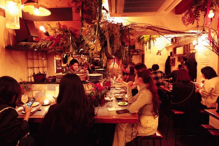 上田さんの妻でフローリストの絹子さんが手掛けた花いっぱいの空間に癒やされる。