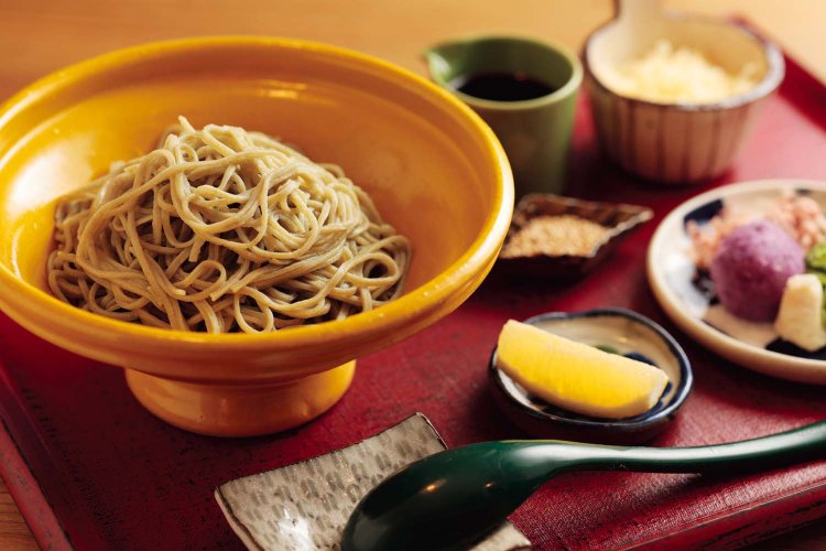 ぶっかけそば1485円。薬味は白ワサビ、ネギ、海苔、揚げ玉、辛味大根、ごま。