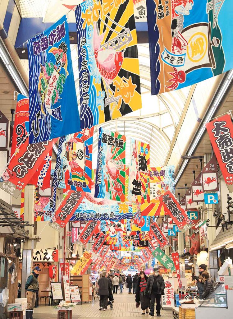 3月までの大漁旗や夏の七夕など季節の飾りつけで盛り上がる魚の棚商店街。
