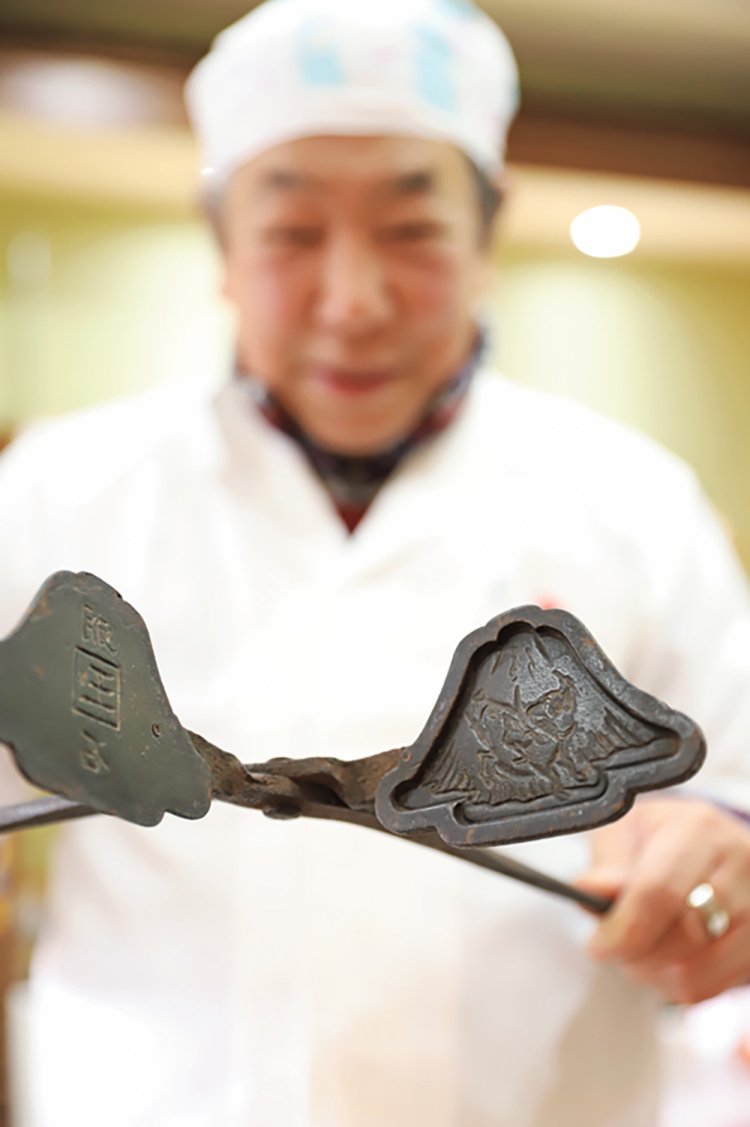 『富士の山菓舗』の初代が富士詣の帰路、大阪でつくってもらった煎餅の型。