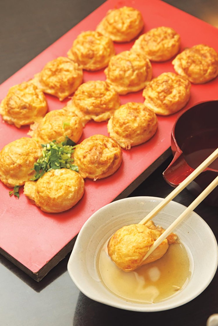 『あかし多幸（たこう）』の明石焼15個900円。北海道産昆布とカツオの出汁に浸して味わう。