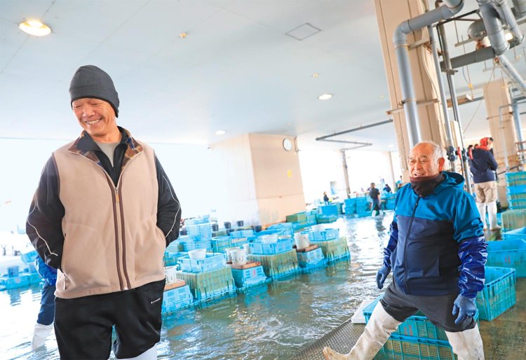 明石浦漁協の漁師さん。背後には巨大な水槽。