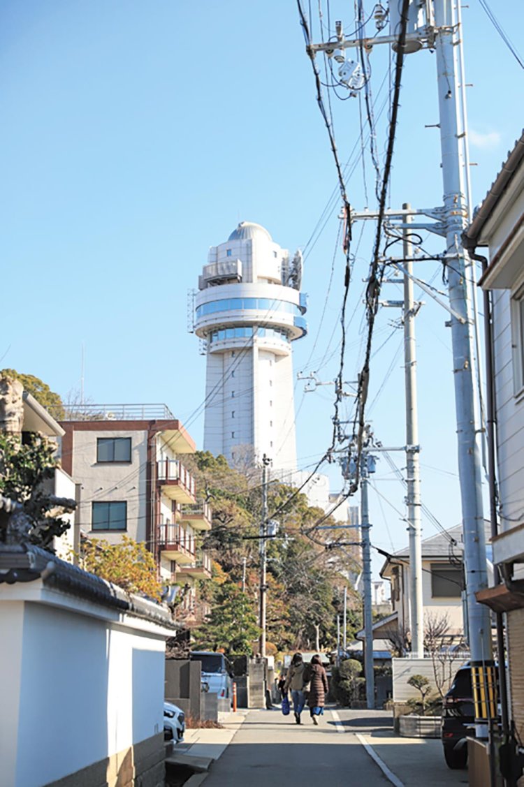 塔時計が立つ明石市立天文科学館（臨時休業中。2026年夏に再開予定）や月照寺を結ぶ回遊路・時の道。