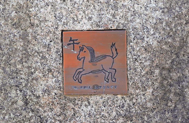 道沿いには子午線の標示柱となるトンボの標識や、干支（えと）の標柱がある。