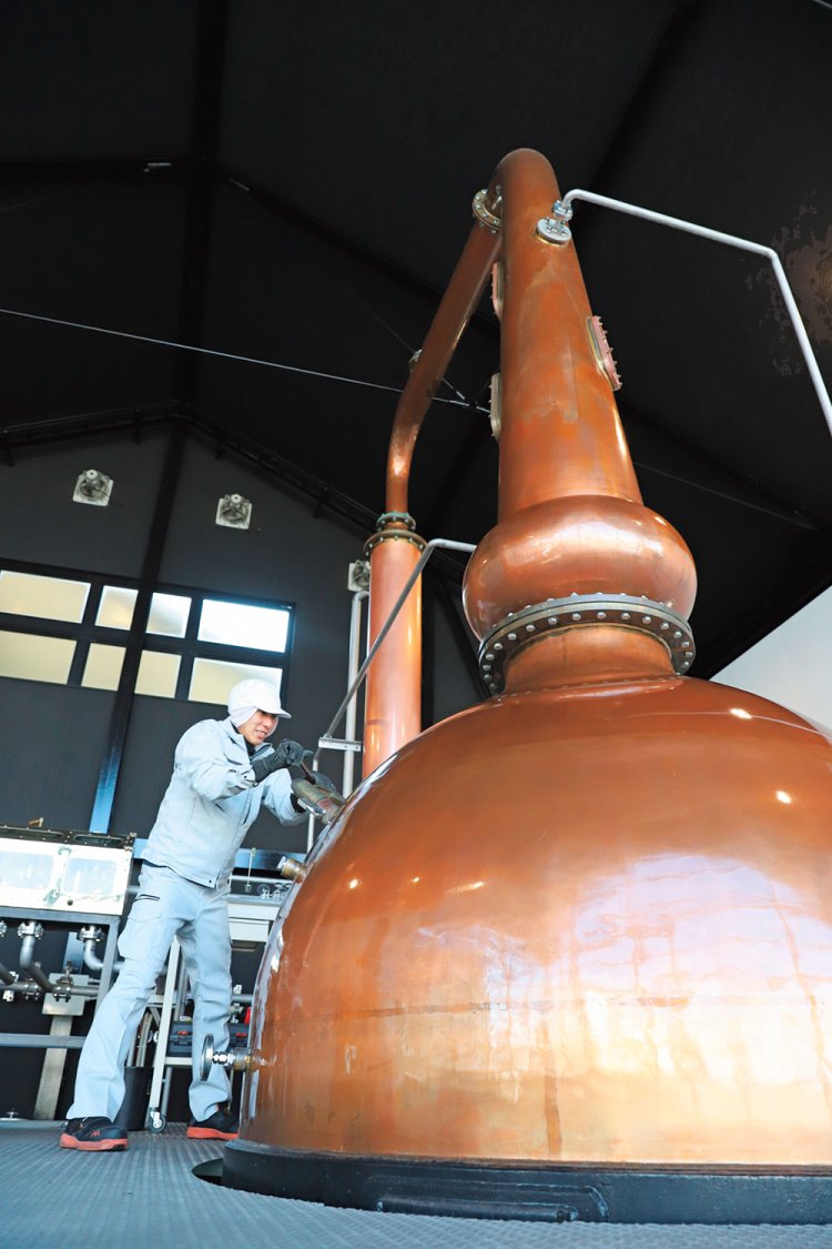 ツアーではウイスキーを蒸溜する2基のポットスチルを見学可能。