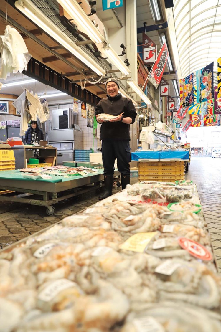 「4月からは袋状の網でタイを取り囲む五智網（ごちあみ）漁が解禁されます」と3代目の大東利通さん。
