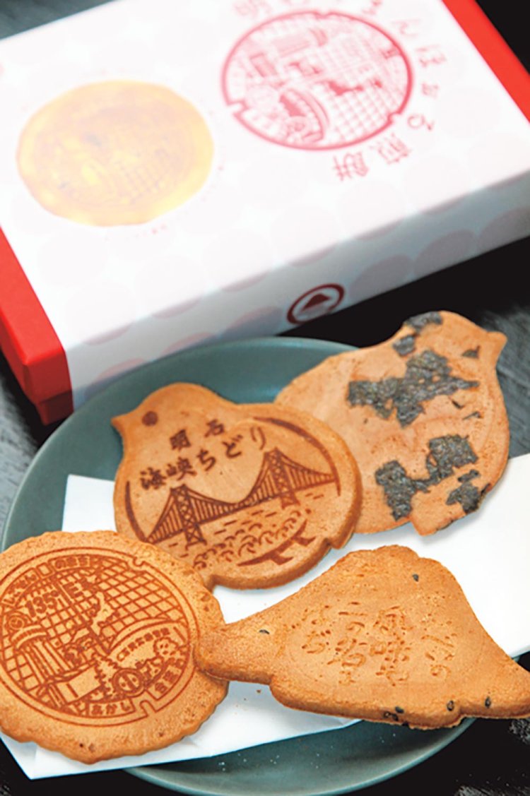 生姜砂糖を塗り炭火で乾かす看板商品の富士せんべい1袋350円や、明石まんほぉる煎餅1箱500円など。
