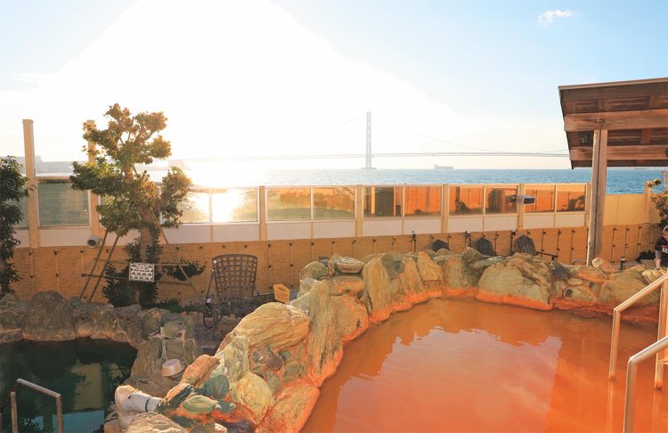 男女とも露天の展望風呂のみが温泉（写真は男湯）。