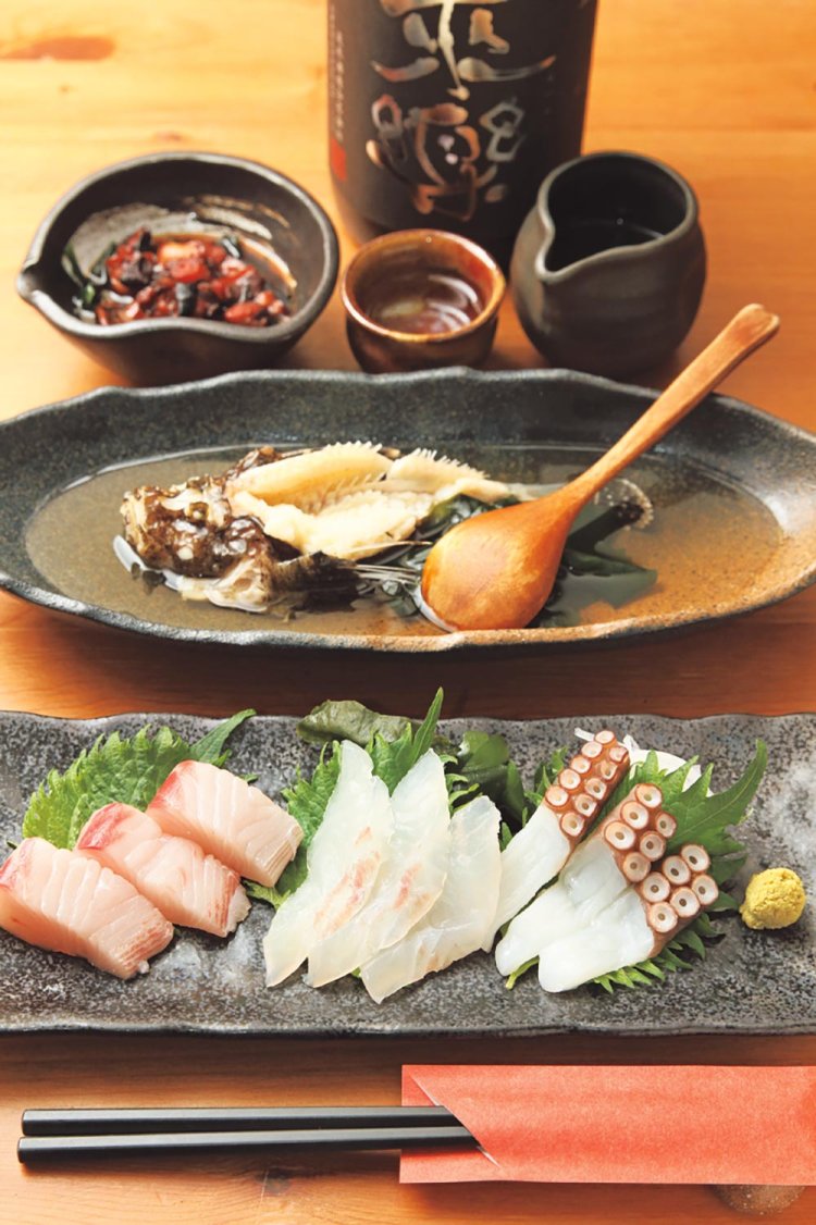 明石鯛をはじめ、おまかせ三種盛1320円、たこのやわらか煮1078円（奥）など。来楽特別純米一合1353円など地酒も充実。