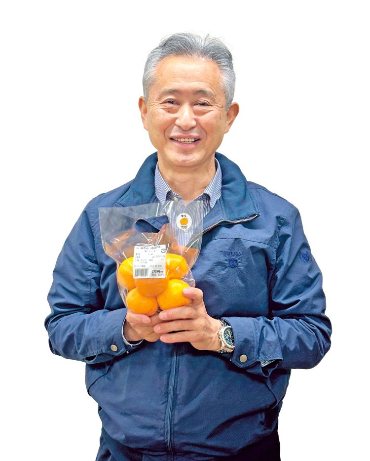 生産者約600名登録の産直市に育てた鹿取栄治社長。「糖度13度のミカンは温暖な大村の自慢。春のビワもお楽しみに！」
