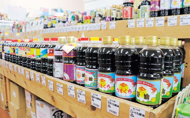 長崎を代表する「チョーコー醤油」をはじめ、多彩な調味料もそろう。