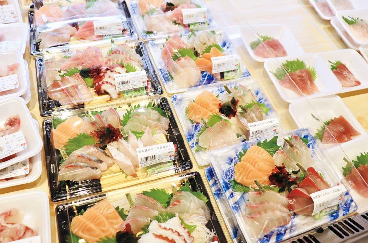 アクセスのよい長崎や平戸の漁港から仕入れる鮮魚売り場。