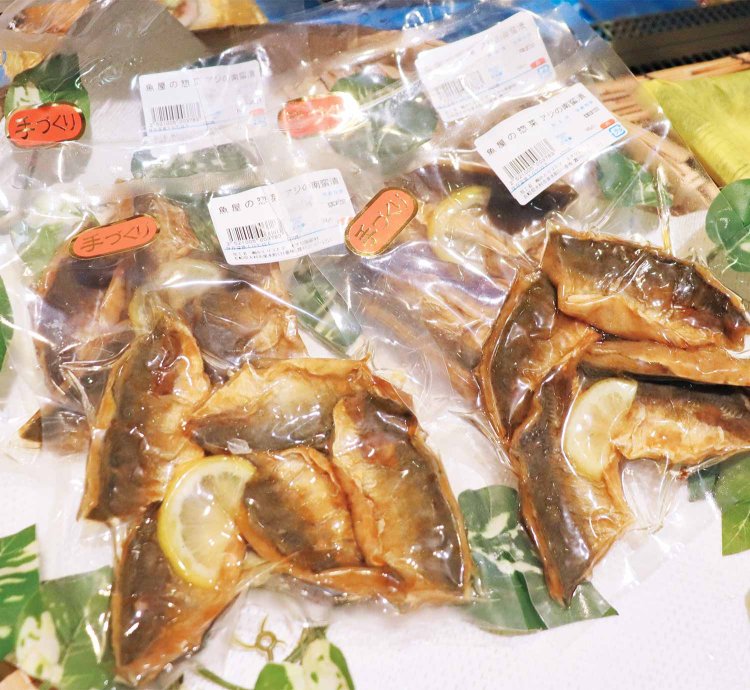 切り身や刺身のほか、近年の人気は鮮魚総菜。アジの南蛮漬など、温めるだけでおいしい手軽さが人気の理由だ。