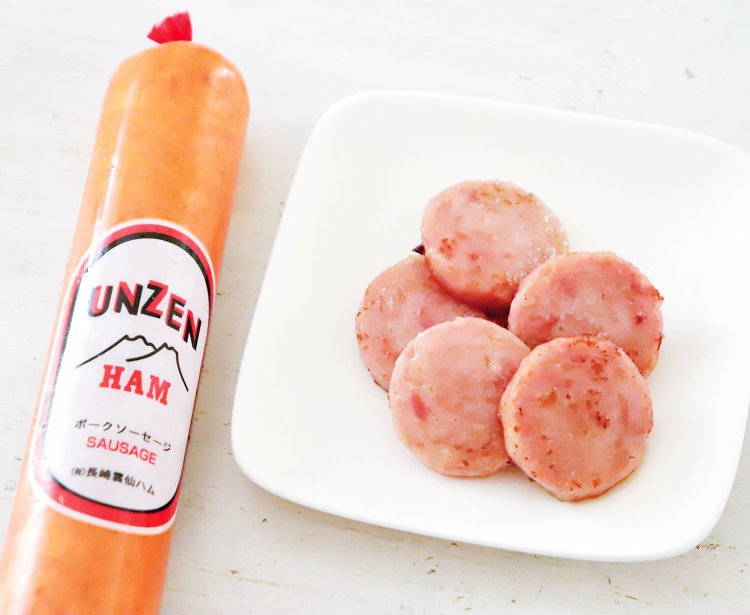 地元人気ナンバー1、長崎雲仙ハムの特大「ポークソーセージ」は軽く炒めてどうぞ。