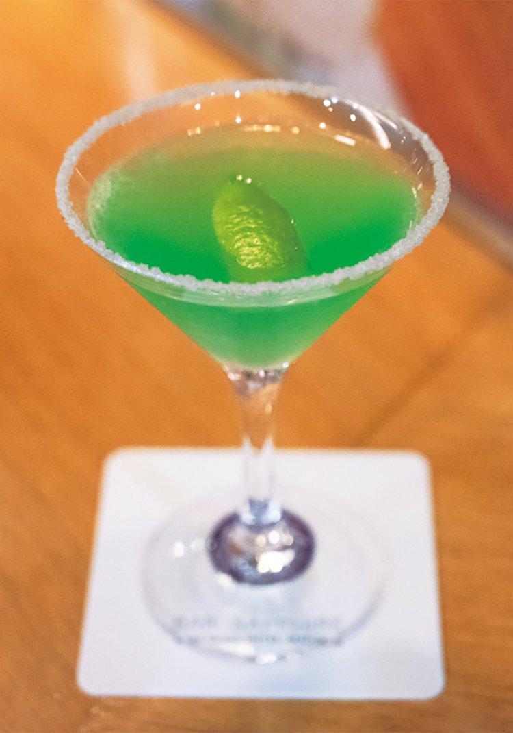 「瀬戸内ブルー」のグラスの縁の塩は、青竹の筒で焼いた竹原の「竹焼塩」。