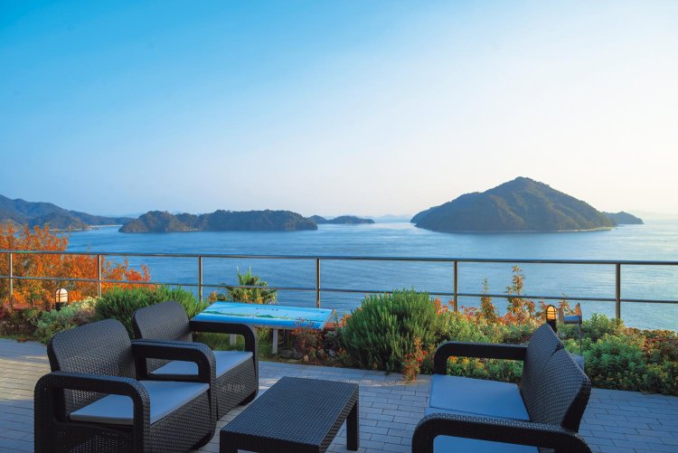 ラウンジの先にあるバルコニーから柏島、大下島など夕日が沈む瀬戸内の島々を見渡す。