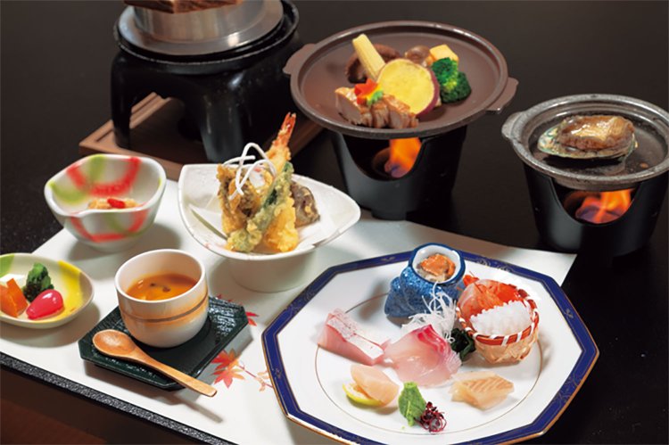 絶妙な塩梅（あんばい）で神経締めした甘い天然鯛や肉厚な島産の文田しいたけなど、夕食は素材を厳選。