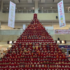 山口晃氏の細密画が巨大なステンドグラスに！ 日本橋地下通路に輝く