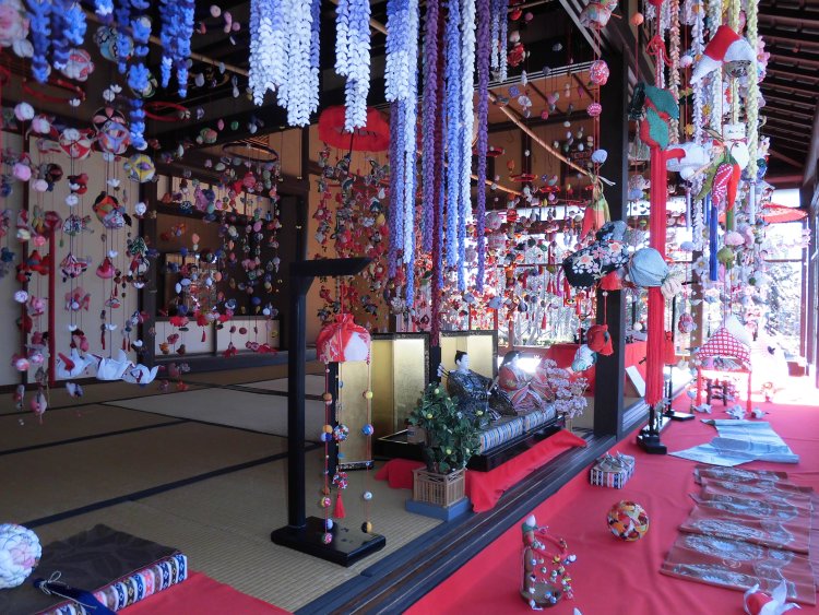 かわいらしいつるし雛がたくさん飾られる『花と音楽の館かわさと 花久の里』。