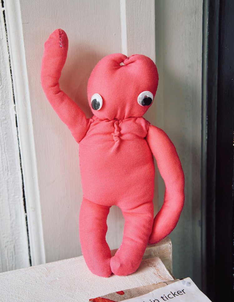 夜になったら動き出しそう。ぬいぐるみやステッカーなど、オリジナルグッズの販売も。