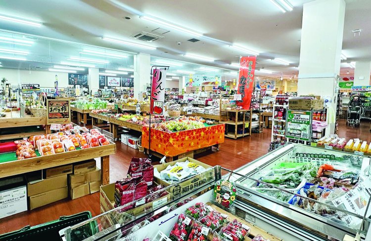 長崎らしい季節感ある産直市と便利なスーパーの心地よい融合の形。