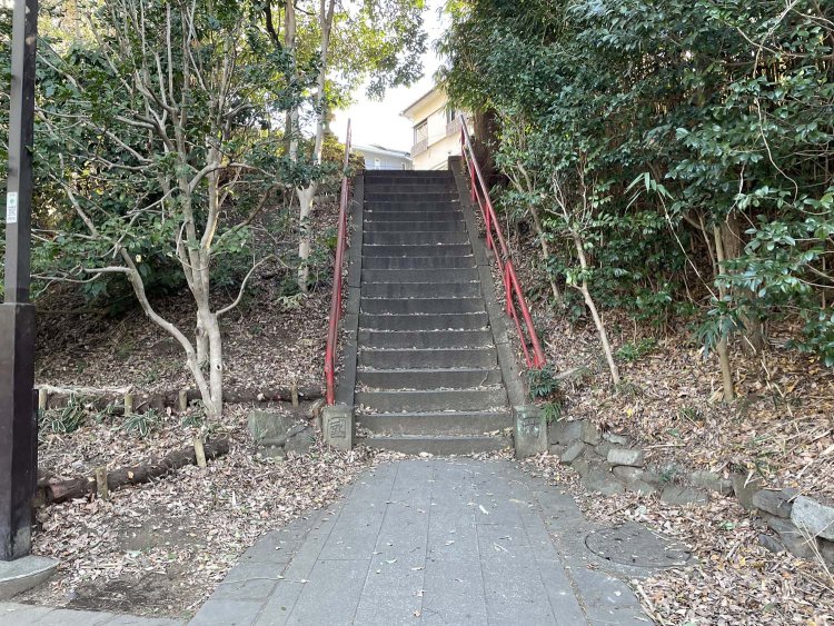 公園の外へと続く参道の石階段。この階段から井の頭公園通りまで弁財天参道となっている。