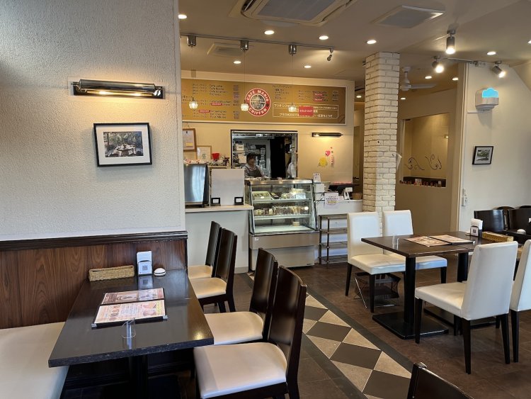 イタリアのカフェをイメージした内装。壁にはイタリアの風景写真がかかっている。