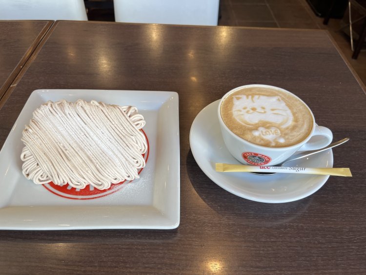 シフォンを覆い尽くすほどたっぷりクリームがのったモンブランと、カワイイ絵柄に心が和むカフェラテ。