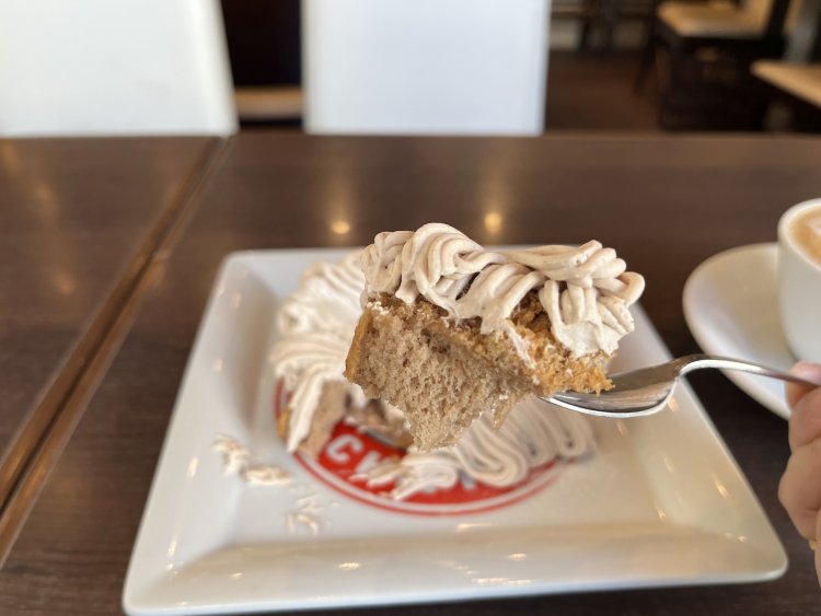 しっとりとして、きめ細かいプレミアムシフォン。軽めなのでもう１つくらい食べられそう。