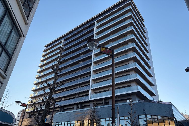 長らく未利用の古いビルがあった場所だったが、再開発でピカピカに。