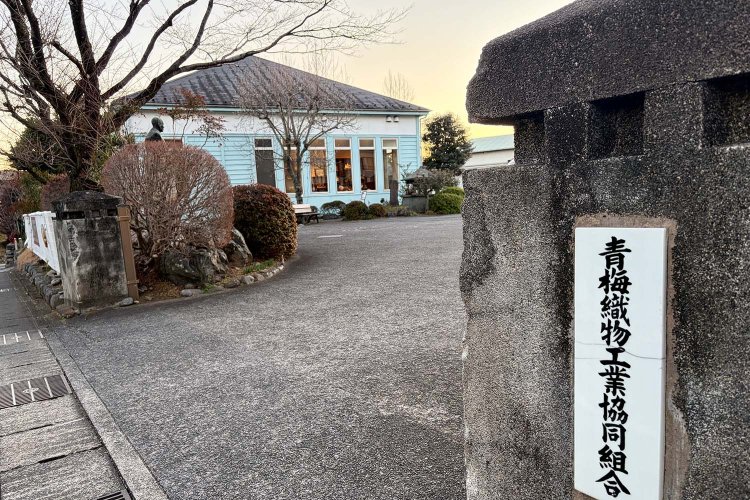 奥の建物が木造映画館『シネマネコ』。約50年ぶりに青梅に映画館が戻ってきた！