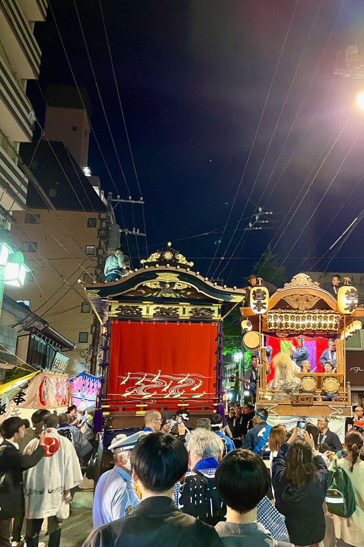 青梅大祭。12の町会の山車が街中を行き交う（撮影時期は5月）。