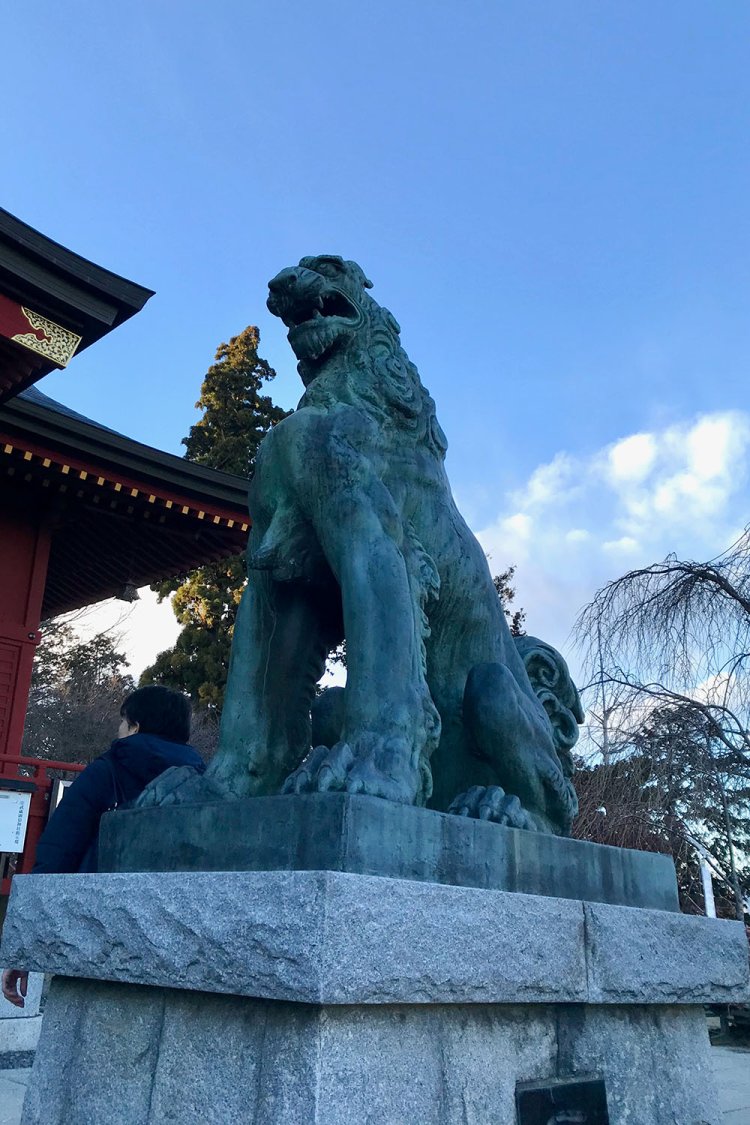 本殿前の狛犬はオオカミを模っており、北村西望の作。