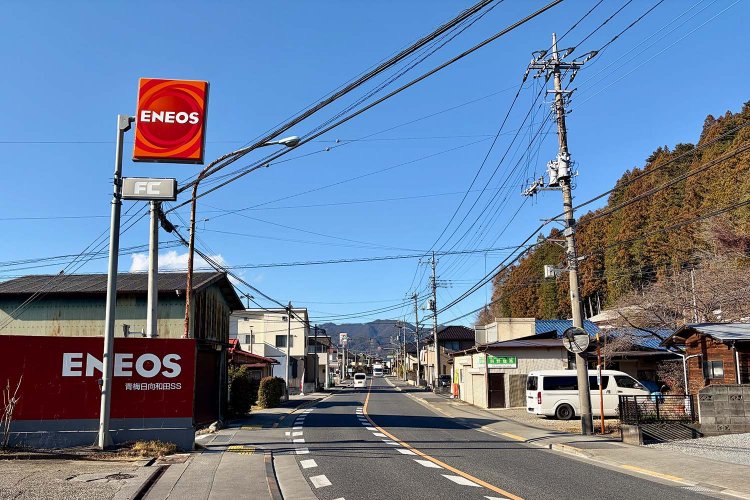 「青梅マラソン」コースでもある青梅街道に面している。