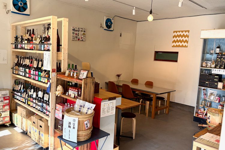 メインスペース。午後は日の光が差し込んで気持ちいい！