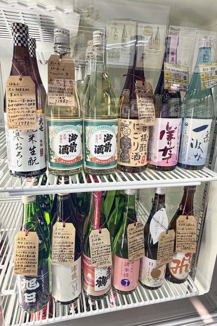 日本酒のラインアップを眺めながら飲むのも角打ちの醍醐味だ。
