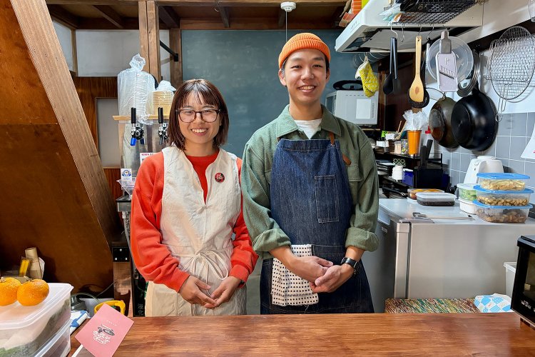 「波平夫婦の暮らしの料理」——波平龍一さん（右）、雪乃さん（左）ご夫妻。