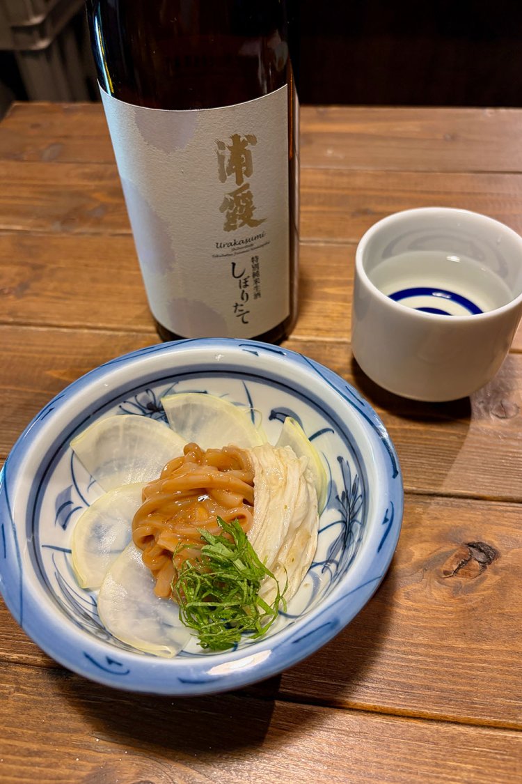 スルメイカの肝和え700円、日本酒（浦霞、特別純米生酒 しぼりたて）500円。