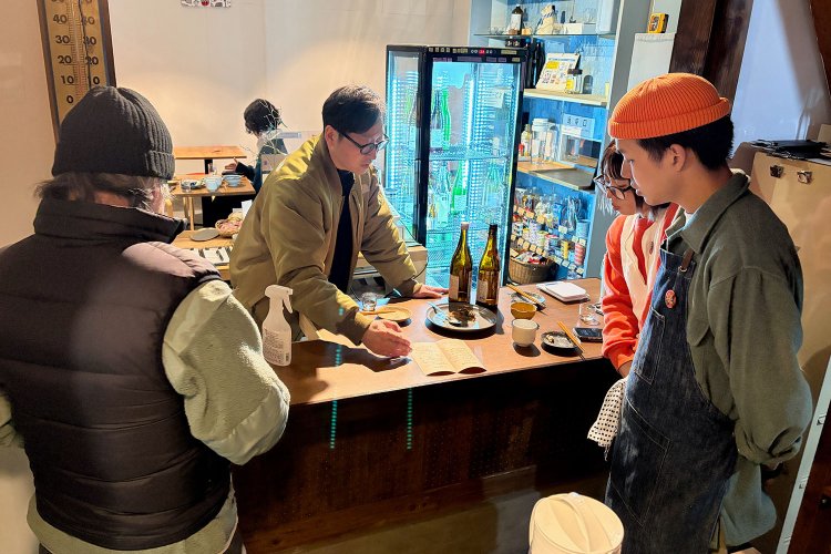 和気あいあい！ 「お客さんが、ここで飲んだ日本酒を瓶で買って帰ってくださる時はうれしいですね」と龍一さん。