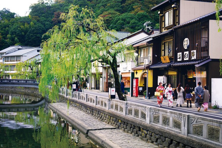 浴衣姿が似合う兵庫県城崎温泉。外湯やお店、文学スポットめぐりも楽しめる。